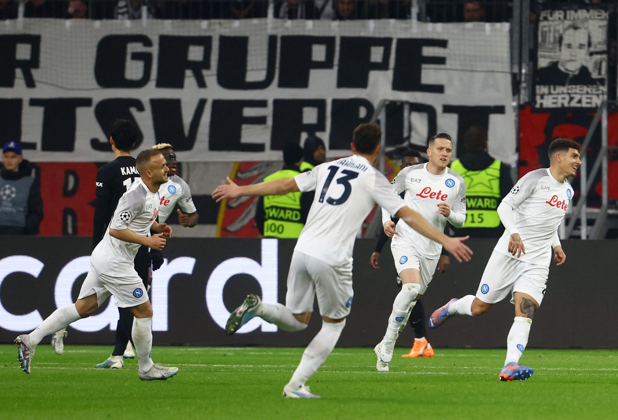Người dơi Osimhen rực s&aacute;ng, Napoli đại ph&aacute; Frankfurt tr&ecirc;n đất Đức - Ảnh 5.