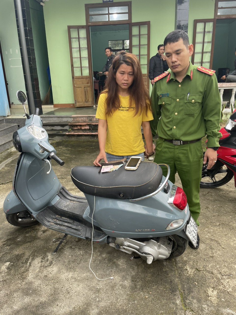 Nữ si&ecirc;u trộm m&oacute;c t&uacute;i của b&agrave; b&aacute;n rau, k&eacute;o l&ecirc; cả chục m&eacute;t - Ảnh 2.