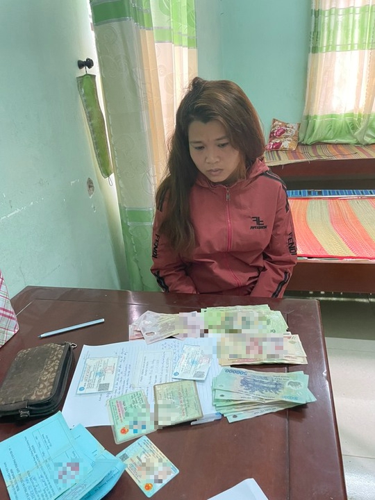 Nữ si&ecirc;u trộm m&oacute;c t&uacute;i của b&agrave; b&aacute;n rau, k&eacute;o l&ecirc; cả chục m&eacute;t - Ảnh 3.