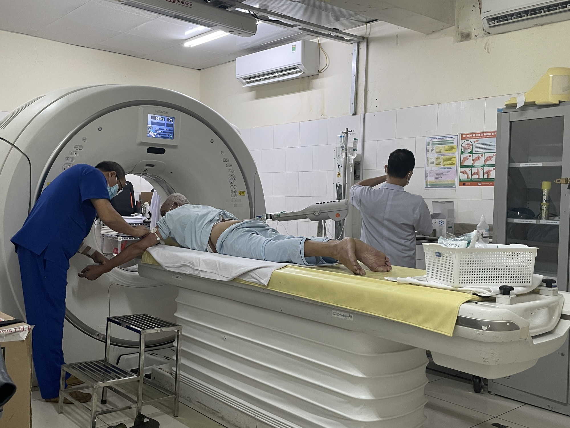 Nhiều bệnh viện lớn sắp cạn ho&aacute; chất, vật tư y tế - Ảnh 1.