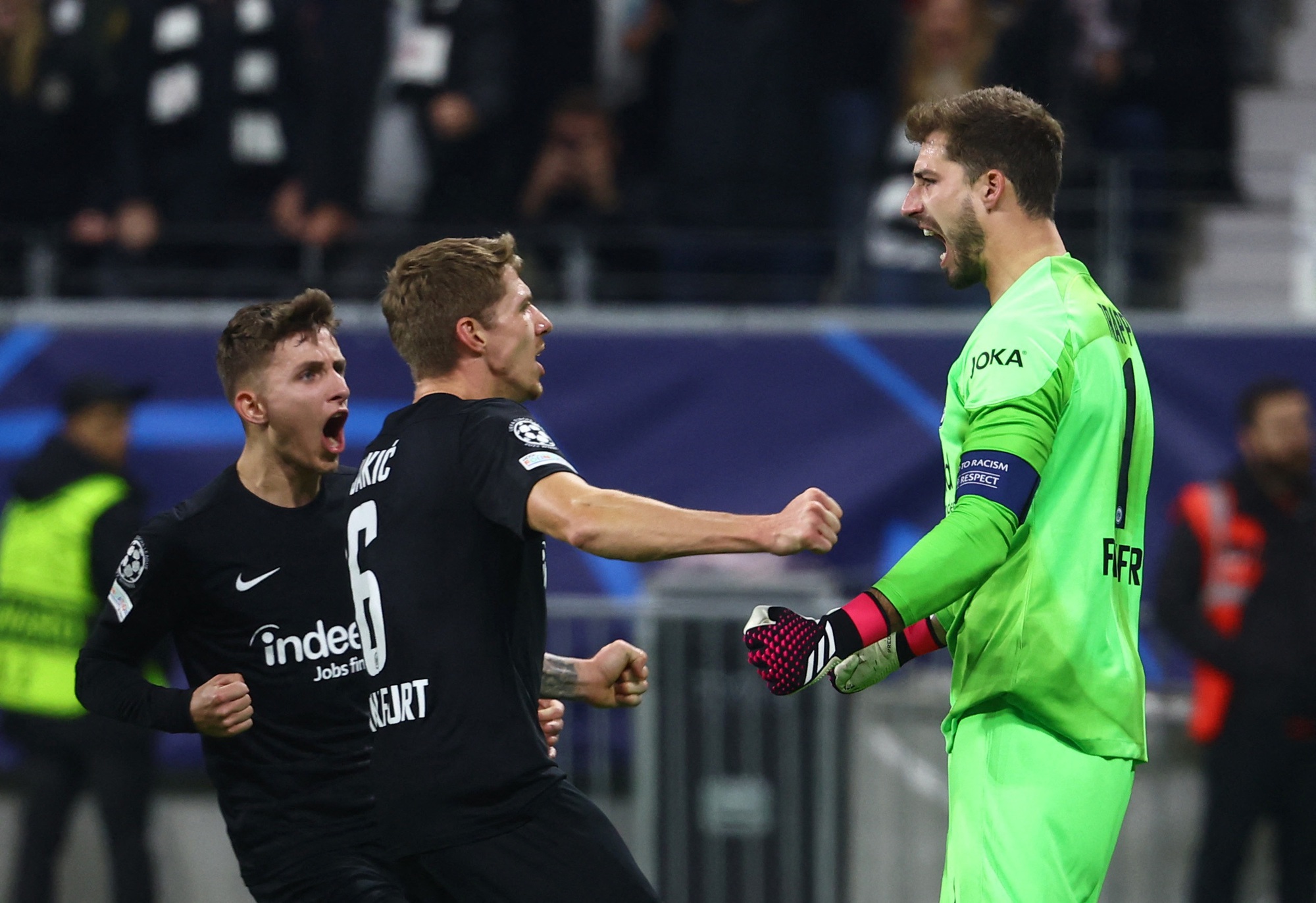 Người dơi Osimhen rực s&aacute;ng, Napoli đại ph&aacute; Frankfurt tr&ecirc;n đất Đức - Ảnh 2.