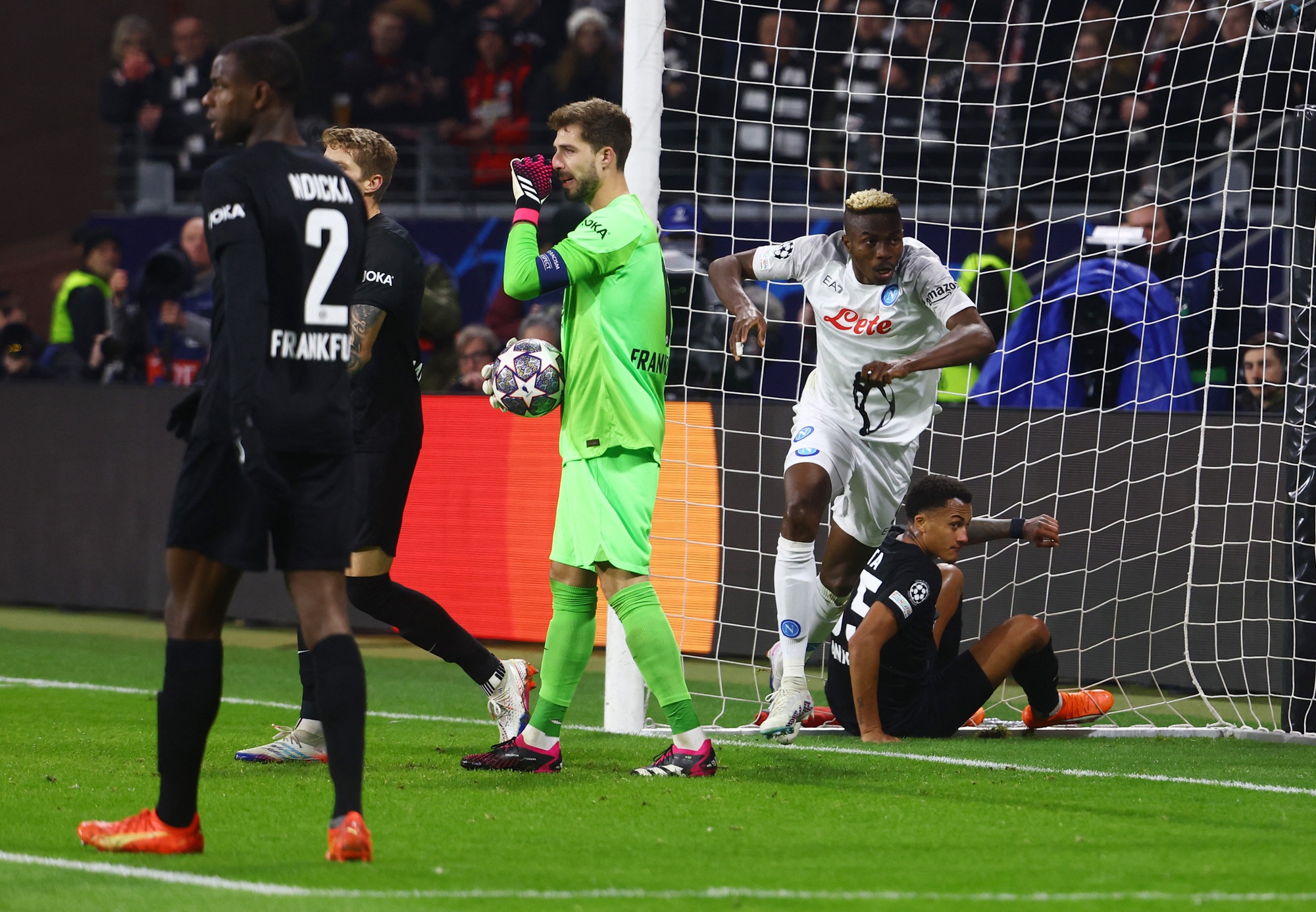 Người dơi Osimhen rực s&aacute;ng, Napoli đại ph&aacute; Frankfurt tr&ecirc;n đất Đức - Ảnh 3.
