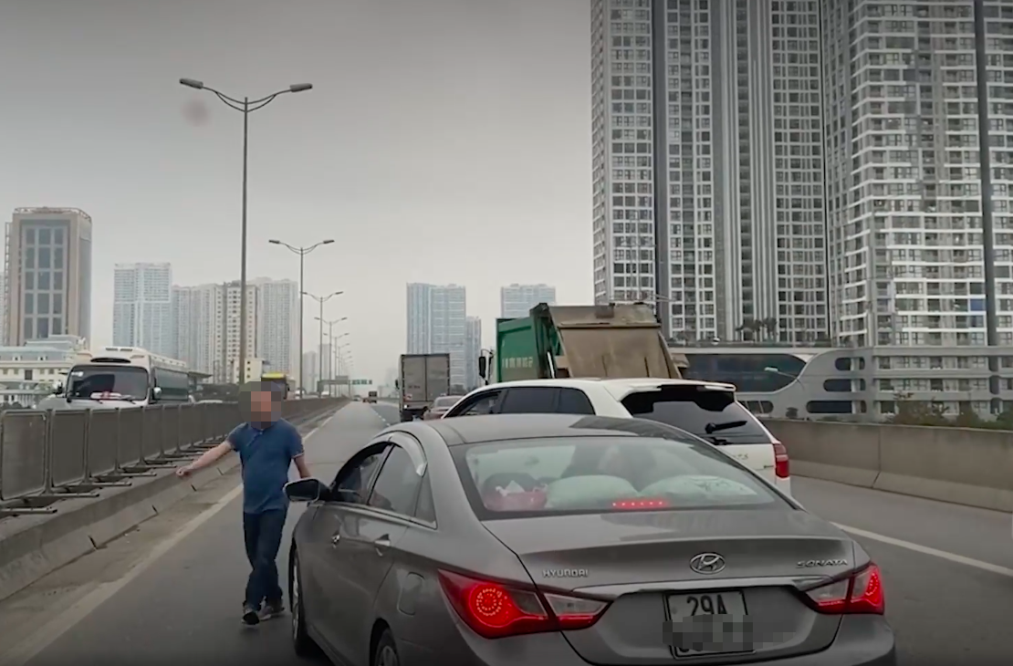Tài xế xe sang Porsche chặn đầu xe khác bị xử lý