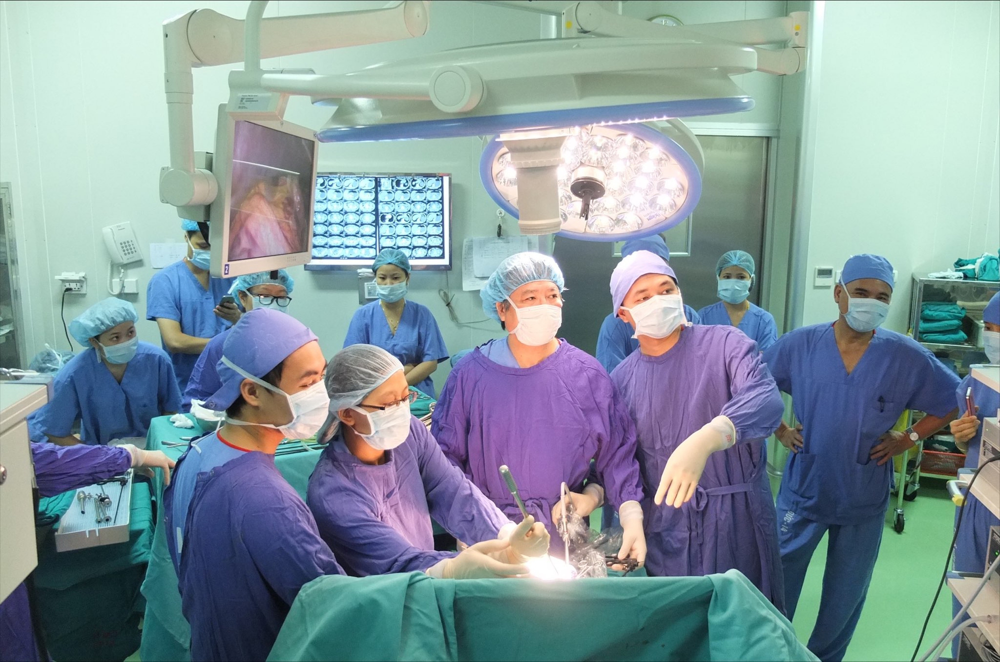 NHỮNG ĐÔI TAY VÀNG CỦA NGÀNH Y: Ghi tên ngành nội soi Việt Nam lên bản đồ thế giới