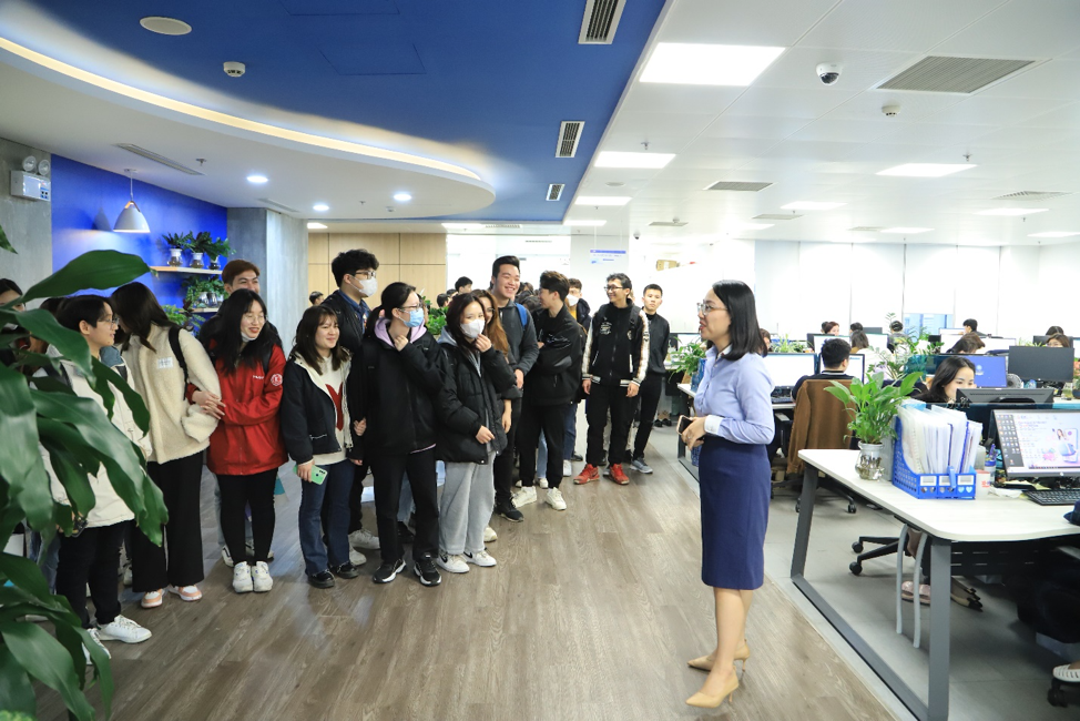 MB Company Tour: Từ sinh vi&ecirc;n đến trải nghiệm một ng&agrave;y l&agrave;m nh&acirc;n sự IT - Ảnh 7.