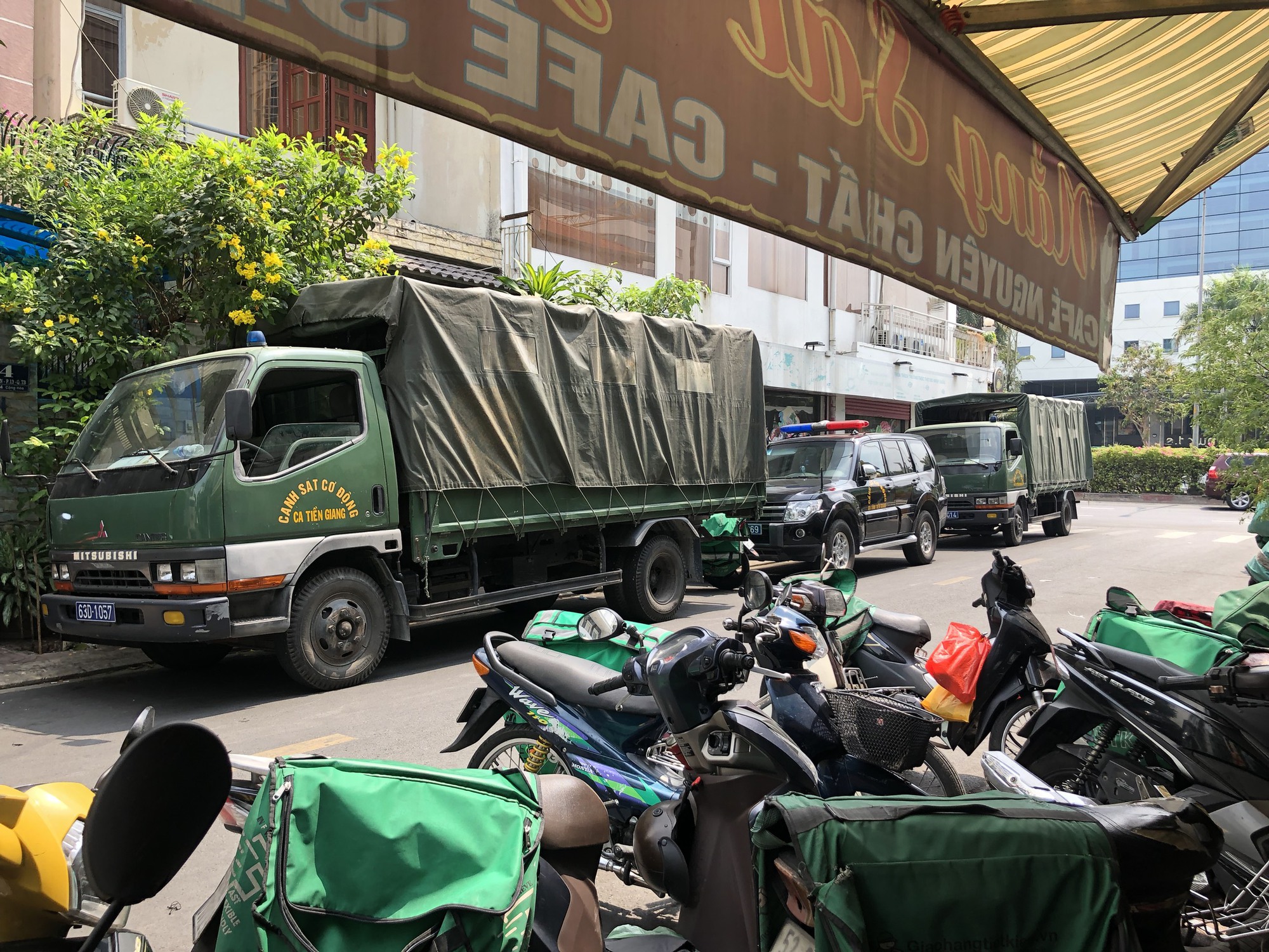 C&ocirc;ng an đột k&iacute;ch C&ocirc;ng ty Luật TNHH Ph&aacute;p Việt ở TP HCM - Ảnh 2.
