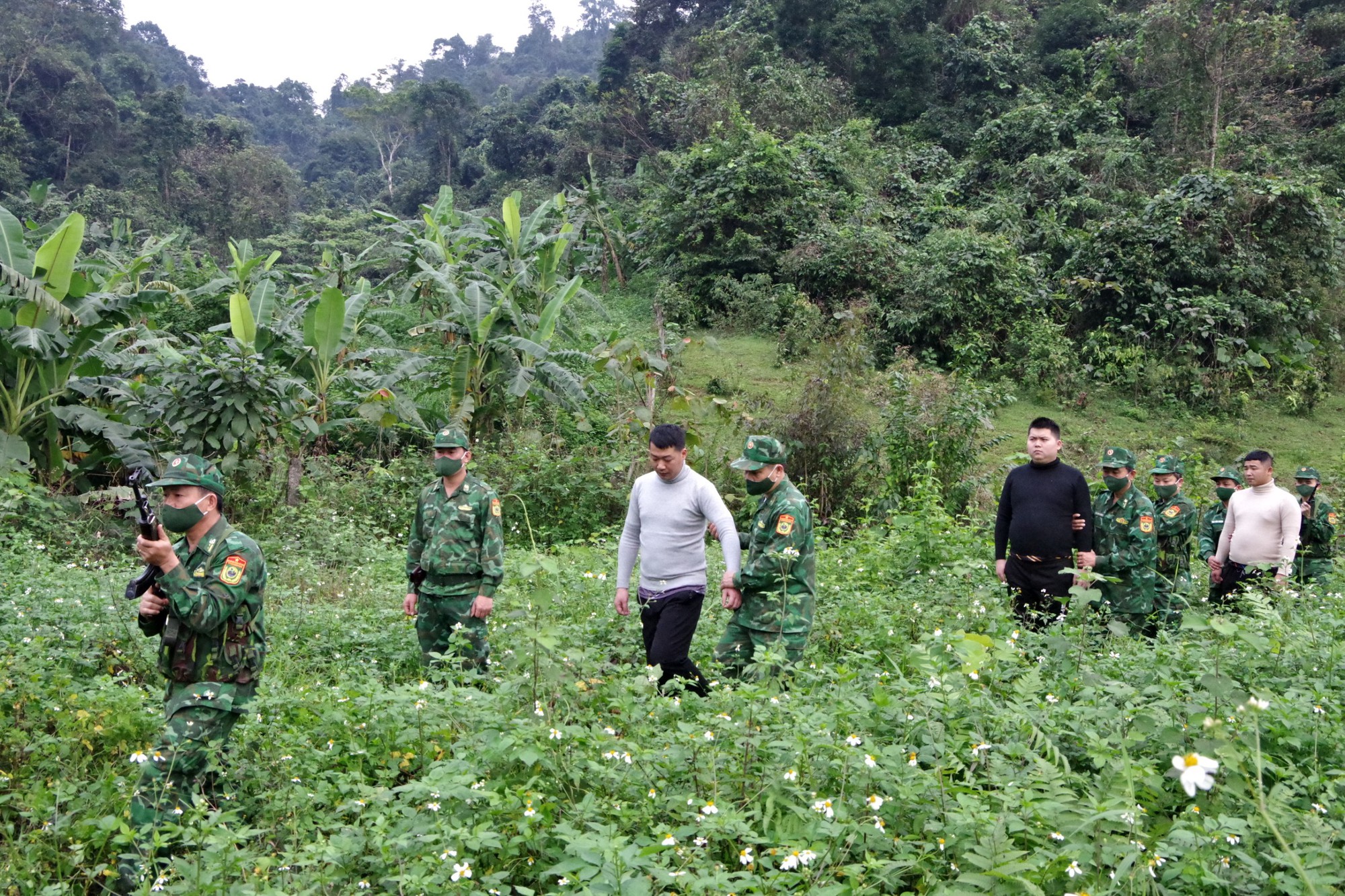 Triệt ph&aacute; đường d&acirc;y đưa người Trung Quốc vượt bi&ecirc;n tr&aacute;i ph&eacute;p v&agrave;o Việt Nam - Ảnh 1.