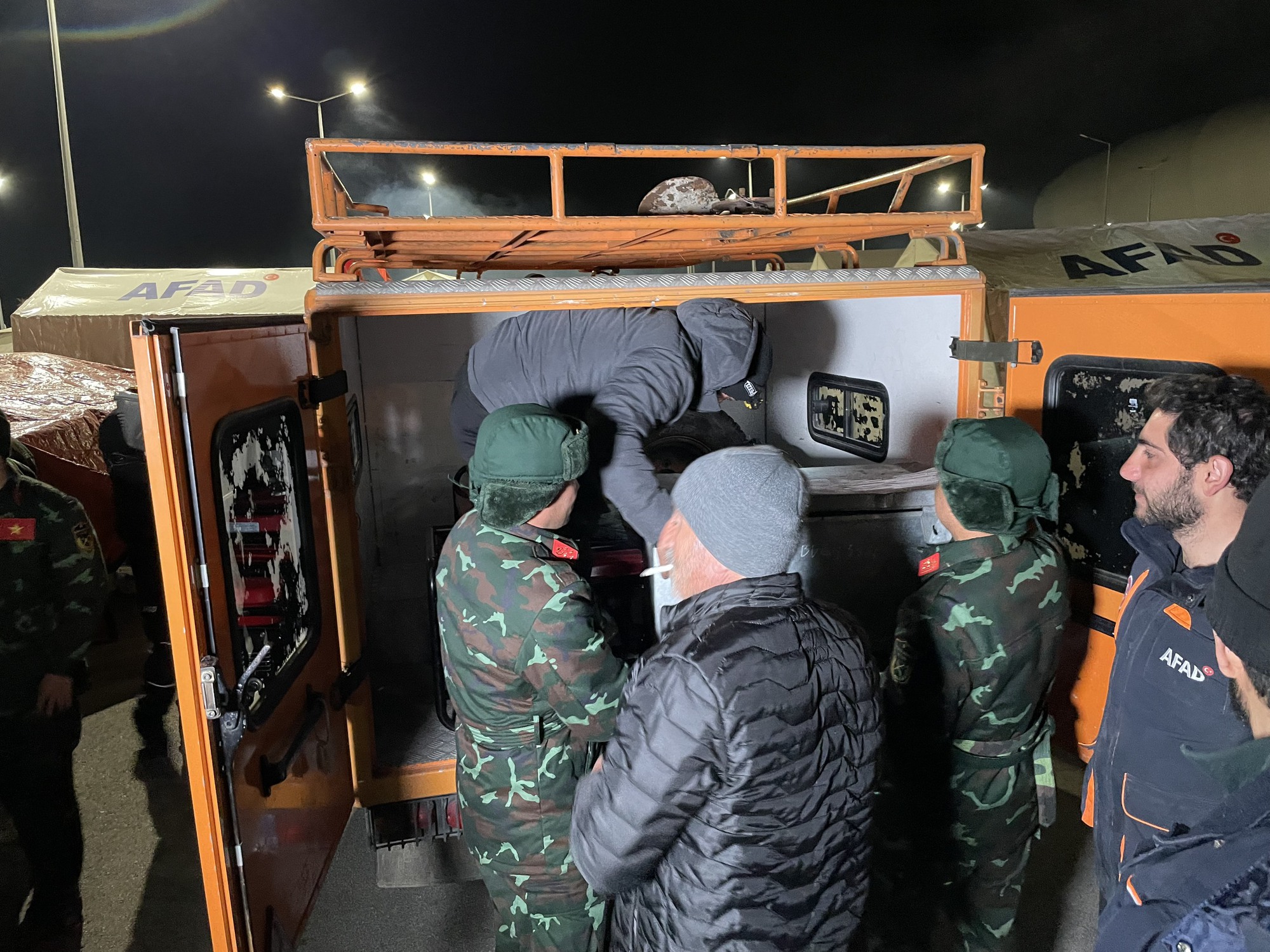 Đoàn cứu nạn Việt Nam trao gần 25 tấn hàng tặng Thổ Nhĩ Kỳ