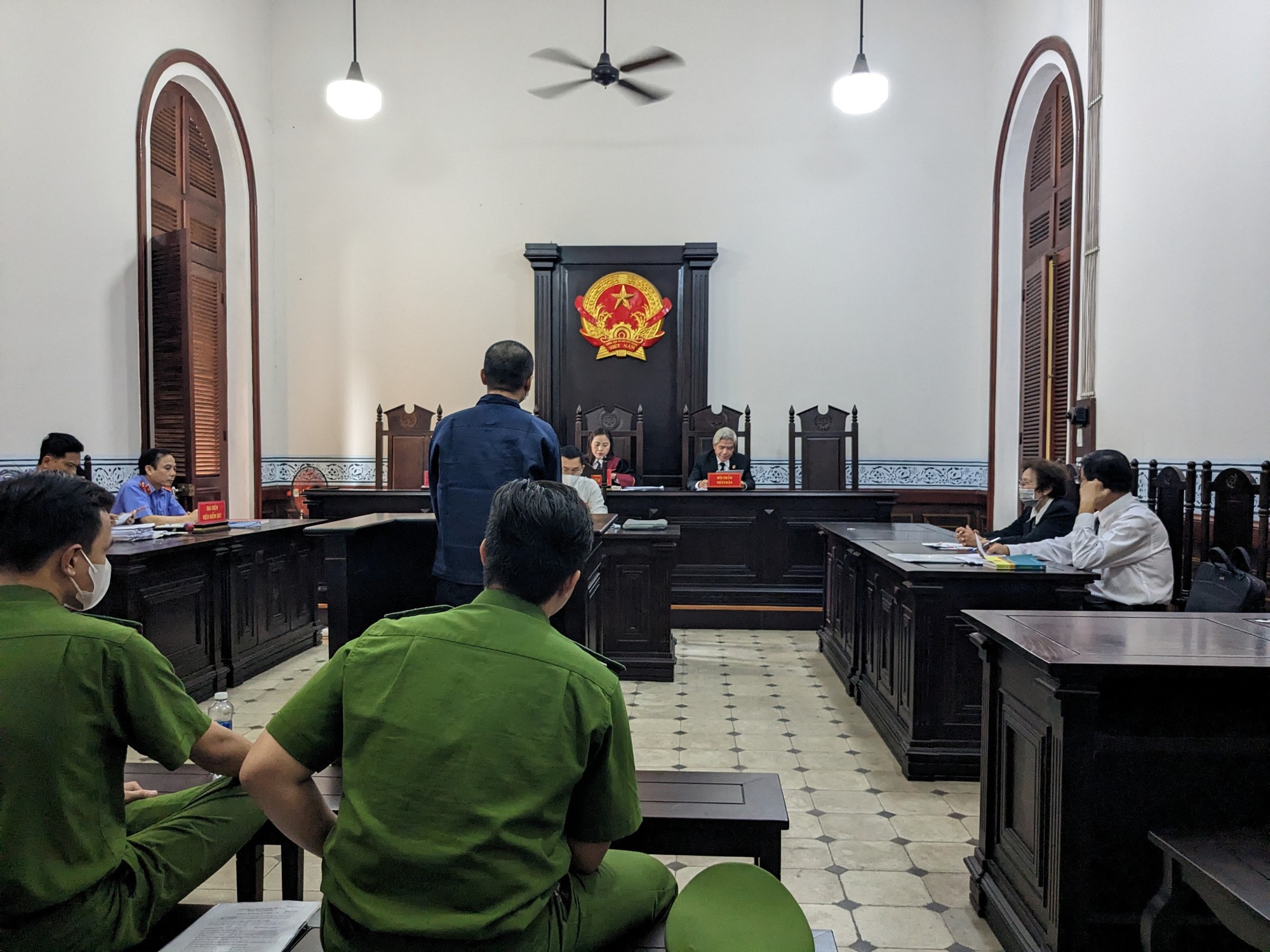 Cựu thiếu tá hầu tòa vì làm giả quyết định khởi tố - Ảnh 2.