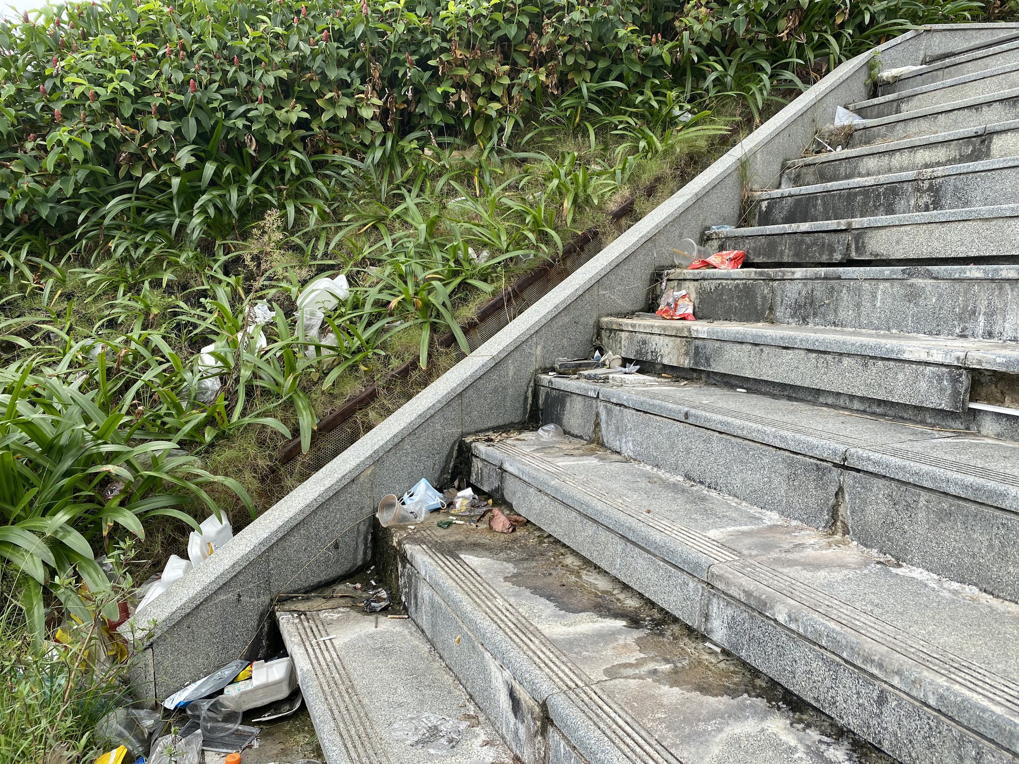 Bến du thuyền trăm tỉ b&ecirc;n s&ocirc;ng H&agrave;n đầy r&aacute;c - Ảnh 6.
