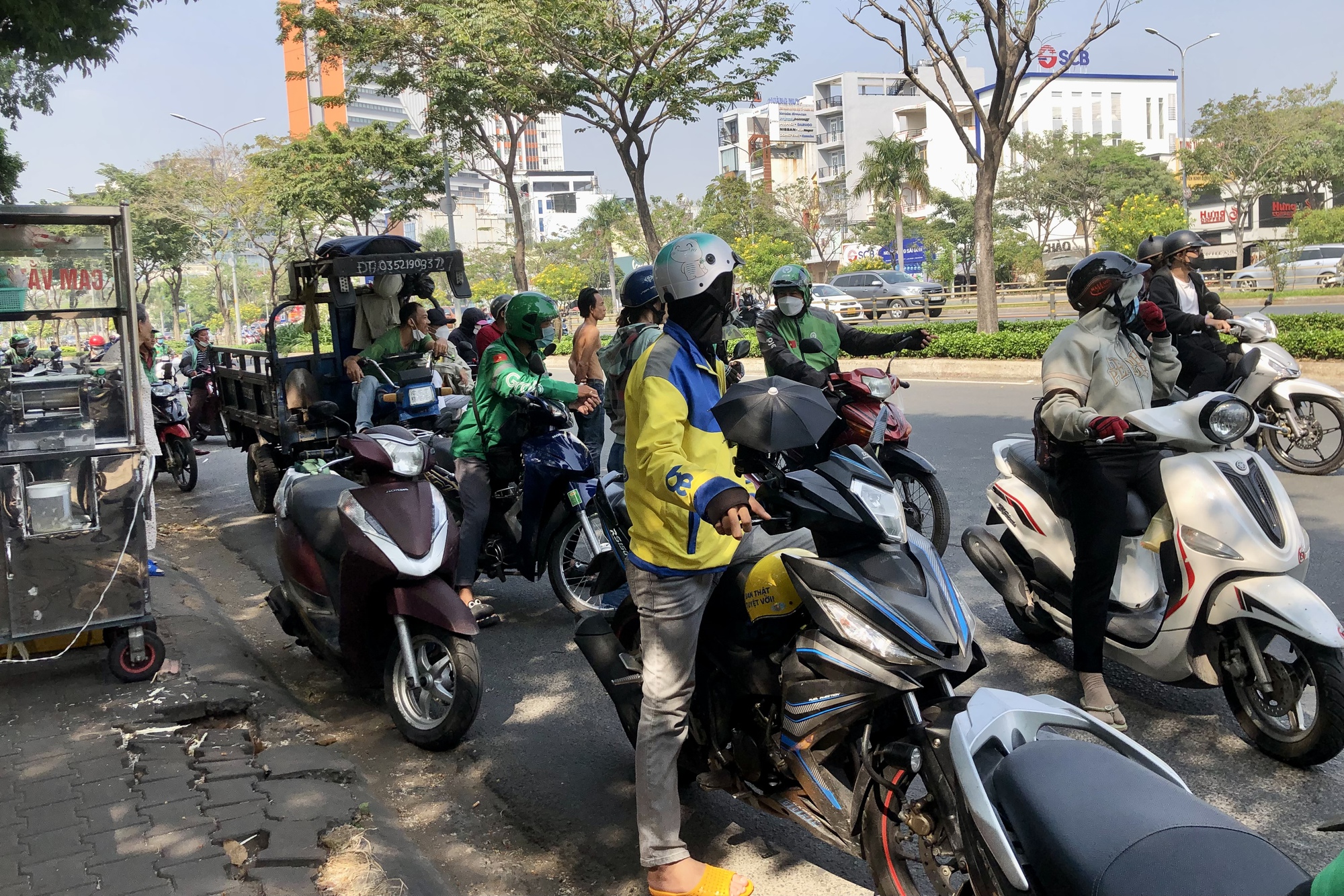 Clip: Hiện trường nam shipper tử vong khu vực ng&atilde; tư H&agrave;ng Xanh - Ảnh 3.
