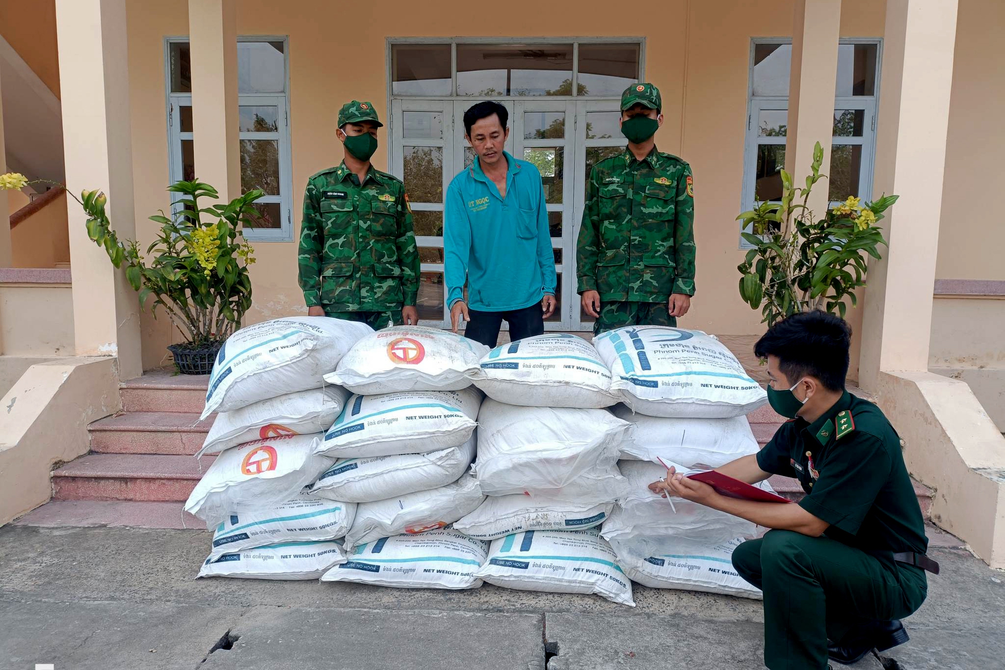 Mật phục bắt quả tang vụ buôn lậu đường cát trên kênh Vĩnh Tế