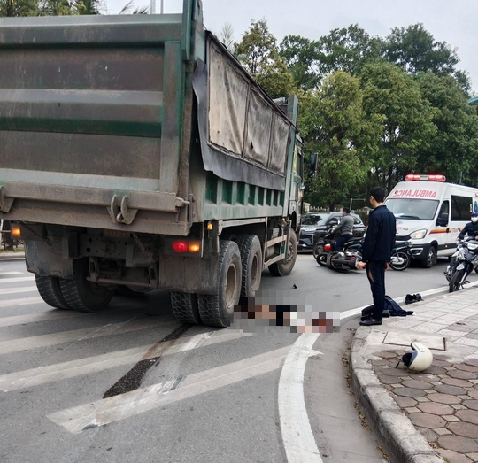 Xe tải va chạm xe máy chở đôi nam nữ, một người tử vong