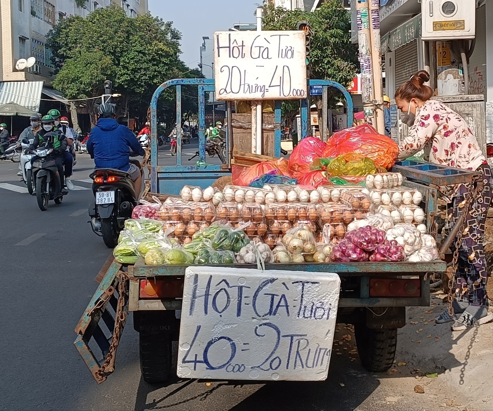 TP HCM: Trứng gà giá rẻ đổ ra đường - Ảnh 1.