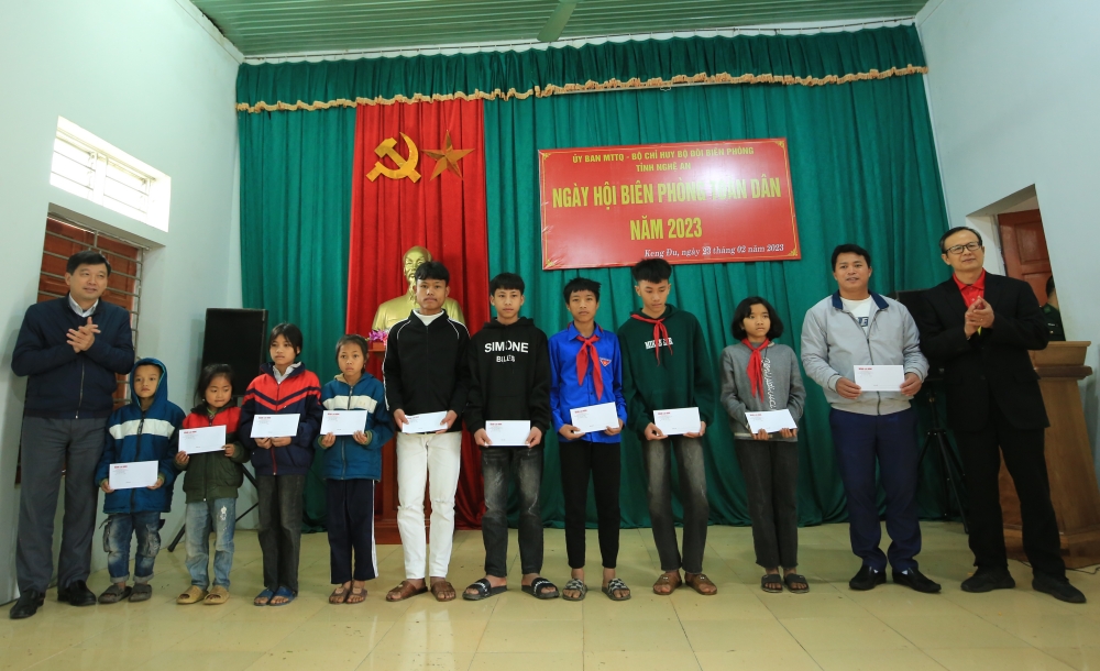 Trao tặng 10.000 l&aacute; cờ Tổ quốc tại x&atilde; bi&ecirc;n giới tỉnh Nghệ An - Ảnh 5.