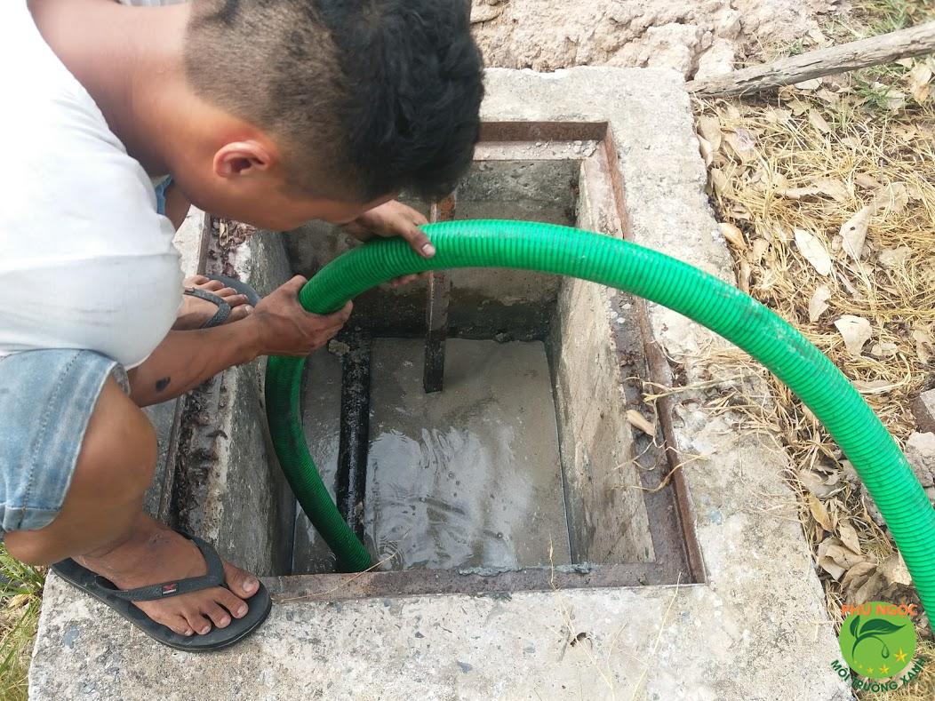 Siết việc đổ bùn hầm cầu tùy tiện