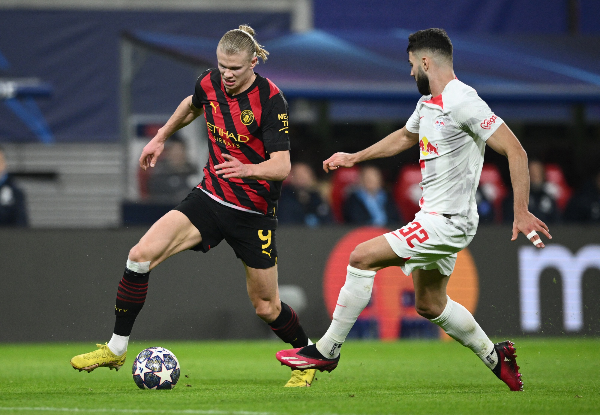 RB Leipzig ngoan cường, Man City rơi chiến thắng trên đất Đức