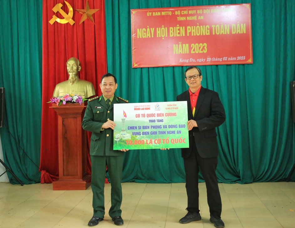 Trao tặng 10.000 l&aacute; cờ Tổ quốc tại x&atilde; bi&ecirc;n giới tỉnh Nghệ An - Ảnh 1.
