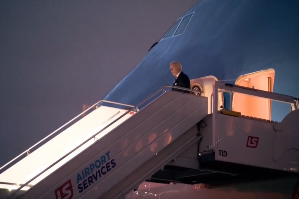 Tổng thống Mỹ Biden vấp ngã khi lên chuyên cơ - Ảnh 2.
