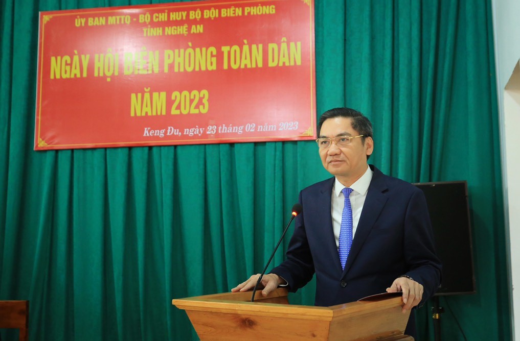 Trao tặng 10.000 l&aacute; cờ Tổ quốc tại x&atilde; bi&ecirc;n giới tỉnh Nghệ An - Ảnh 2.