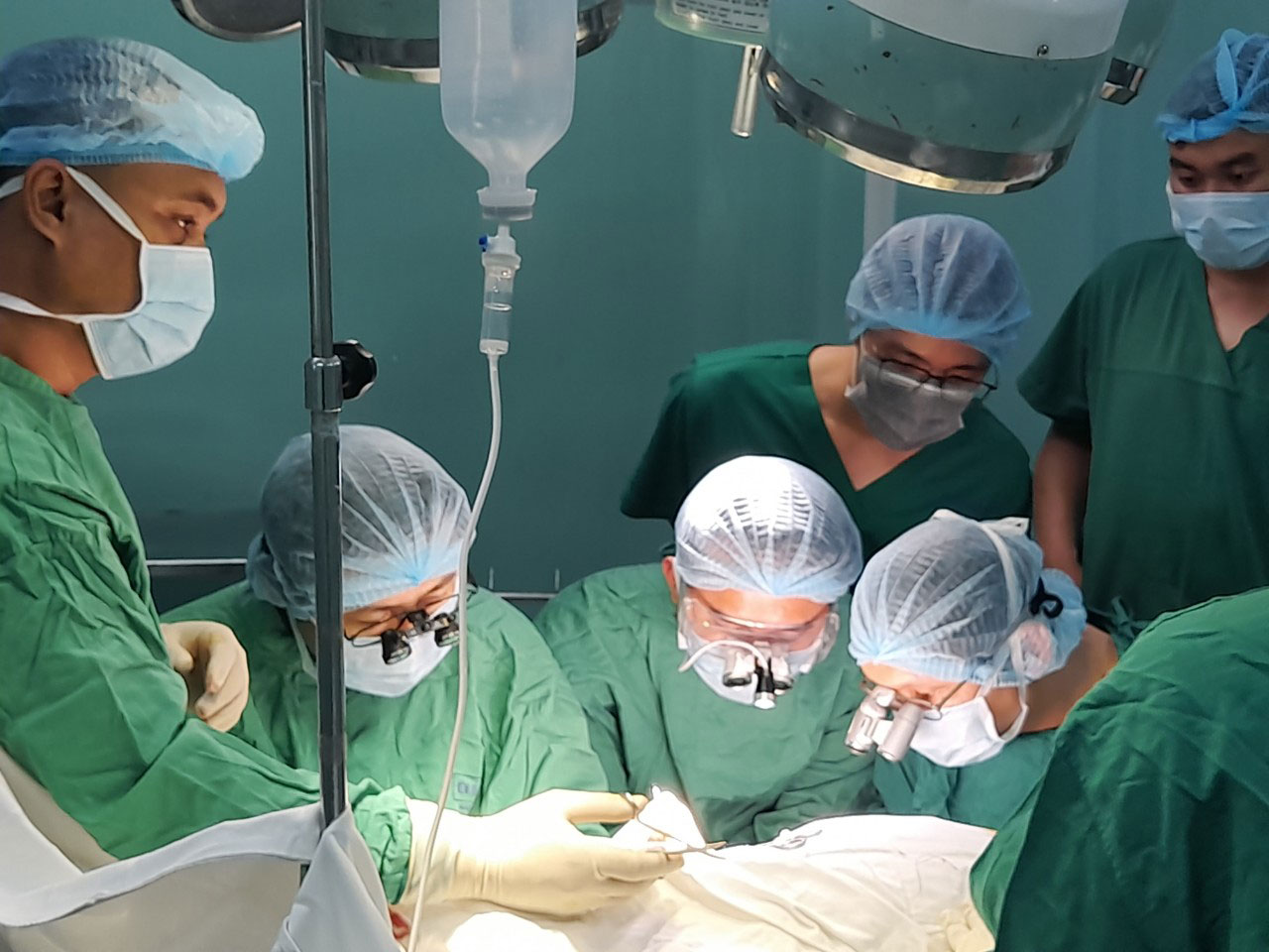NHỮNG B&Agrave;N TAY V&Agrave;NG CỦA NG&Agrave;NH Y (*): &ldquo;Cứu tinh&rdquo; cho người liệt - Ảnh 1.