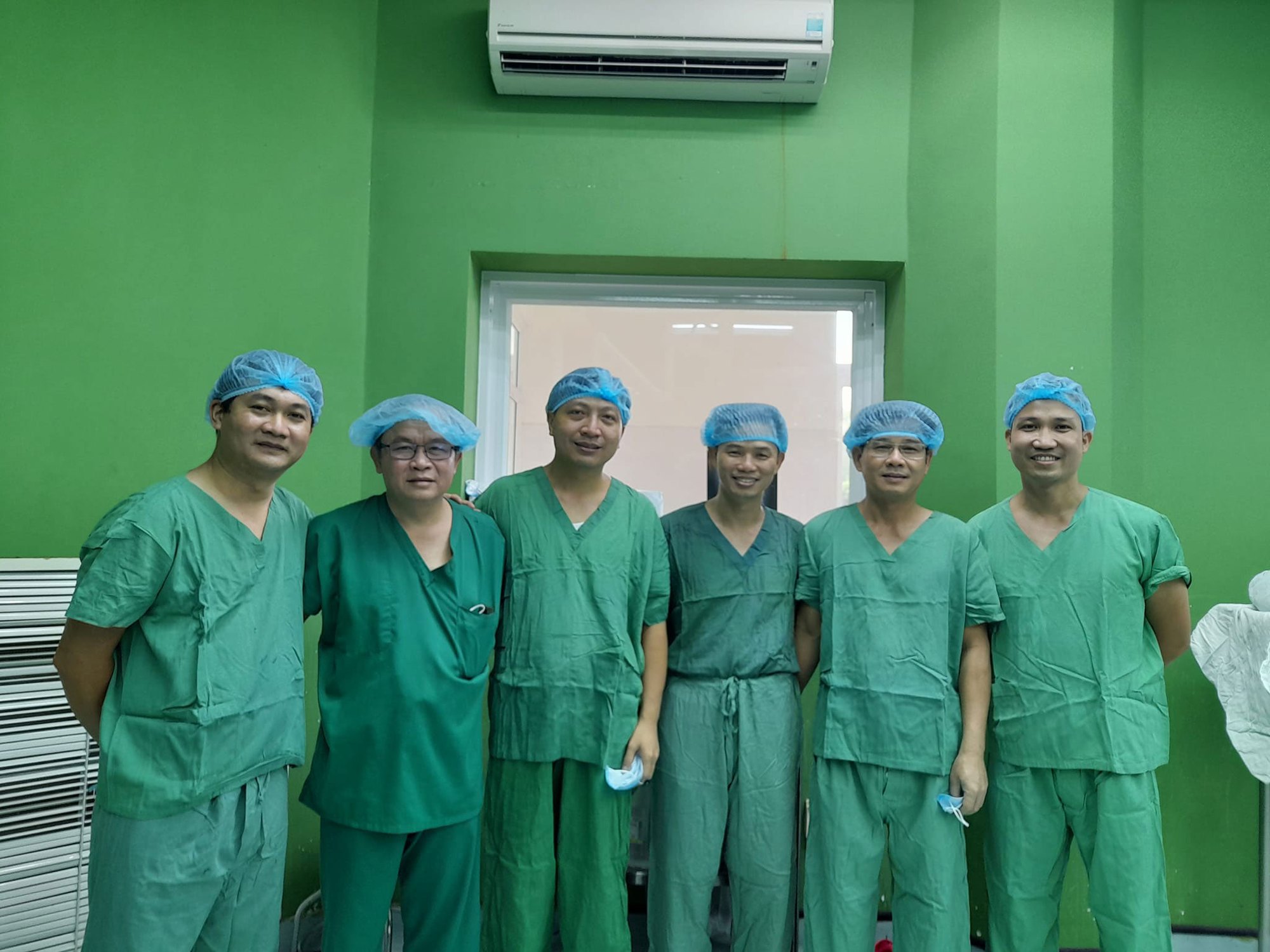 NHỮNG B&Agrave;N TAY V&Agrave;NG CỦA NG&Agrave;NH Y (*): &ldquo;Cứu tinh&rdquo; cho người liệt - Ảnh 2.