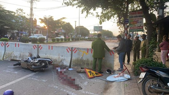 Tông vào tường chắn ngang đường, 1 thanh niên tử vong