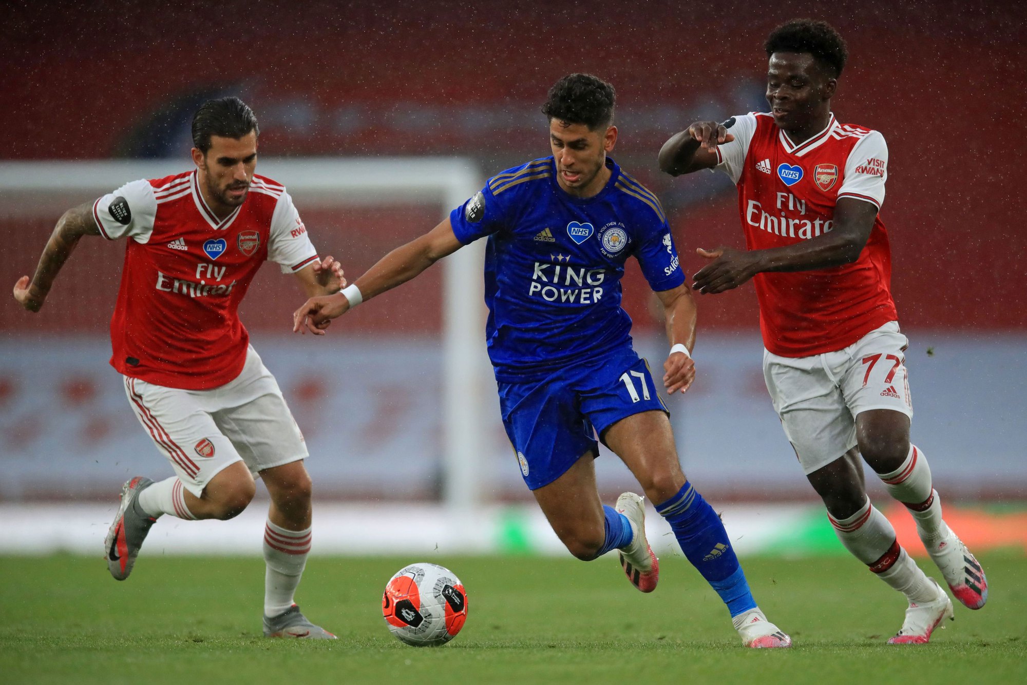 Arsenal đua ngôi đầu với Man City