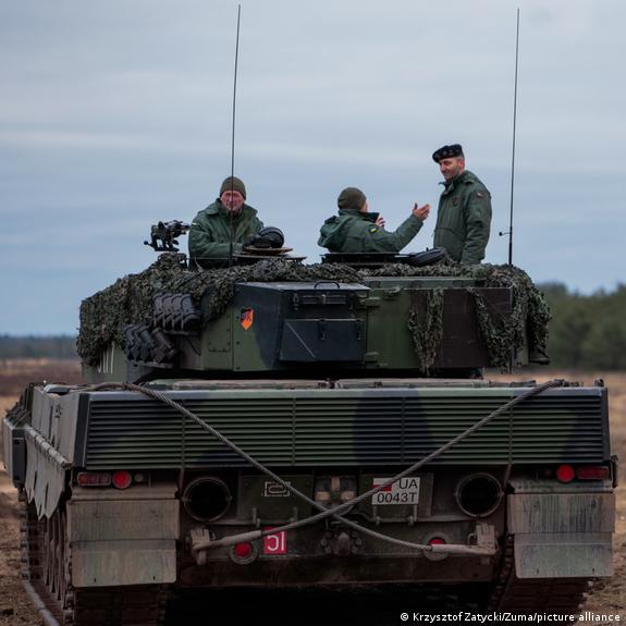 L&ocirc; xe tăng Leopard đầu ti&ecirc;n đến Ukraine - Ảnh 1.