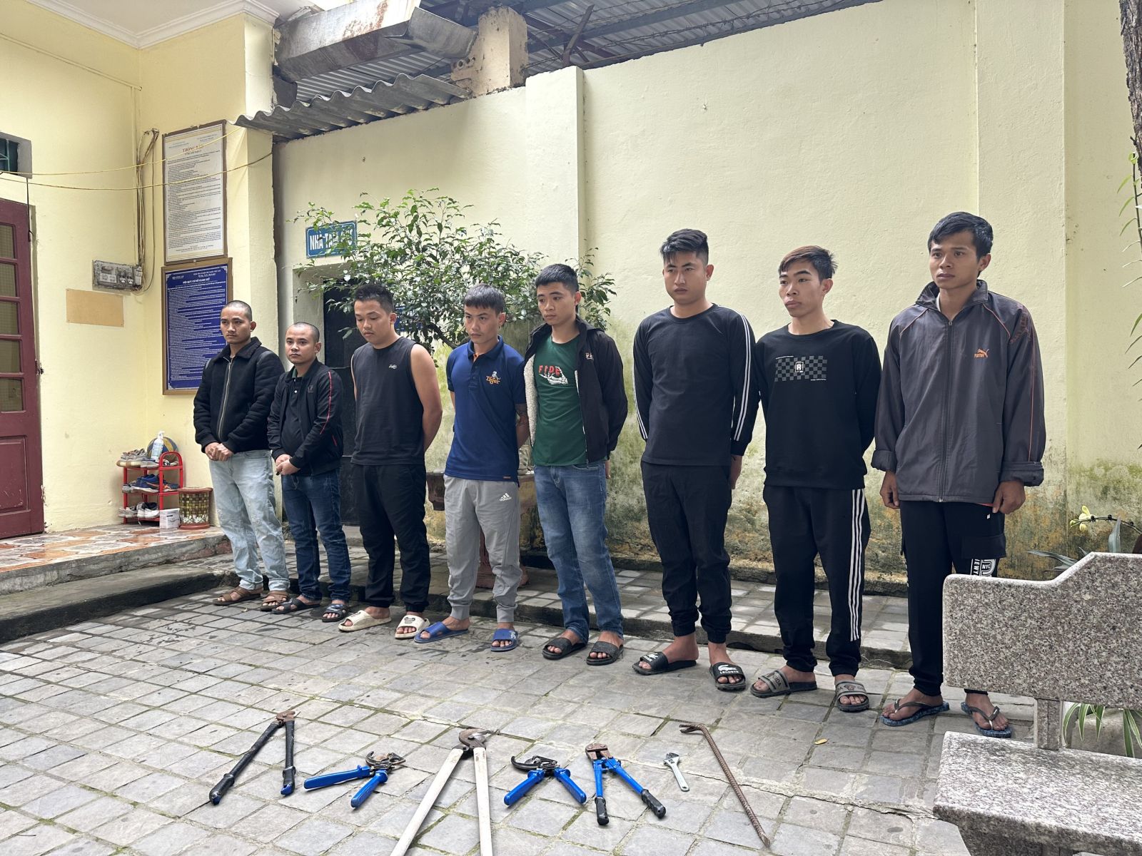 Bắt ổ nh&oacute;m g&acirc;y ra h&agrave;ng loạt vụ trộm c&aacute;p điện ngầm trị gi&aacute; hơn 1,2 tỉ đồng - Ảnh 1.