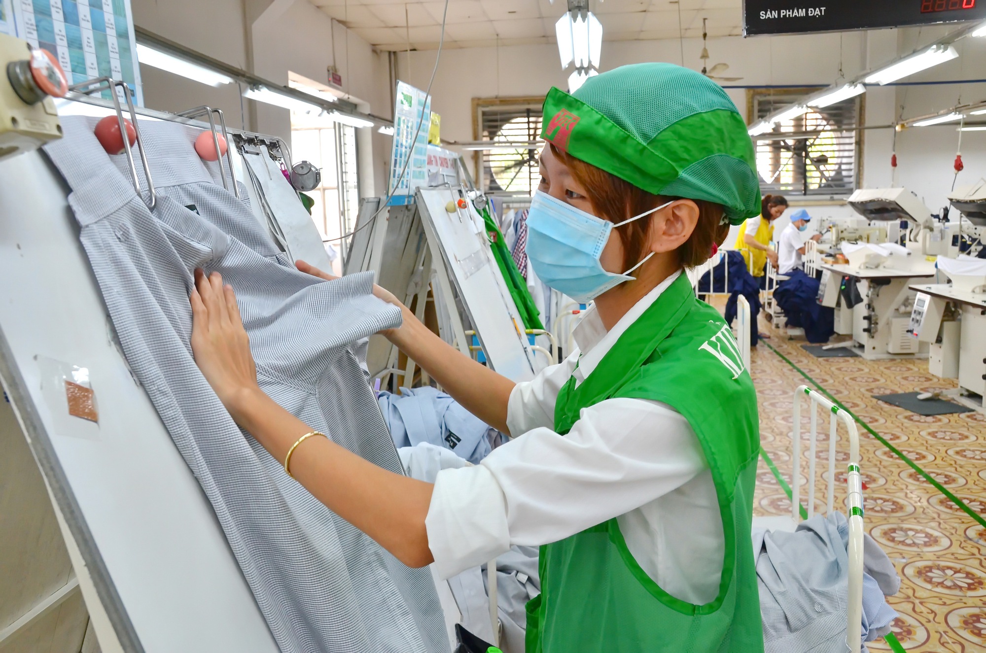 Dệt may tìm chỗ dựa ở "sân nhà"