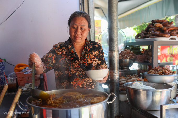Quán bún bò dồi chiên "chị chiều, em sáng"
