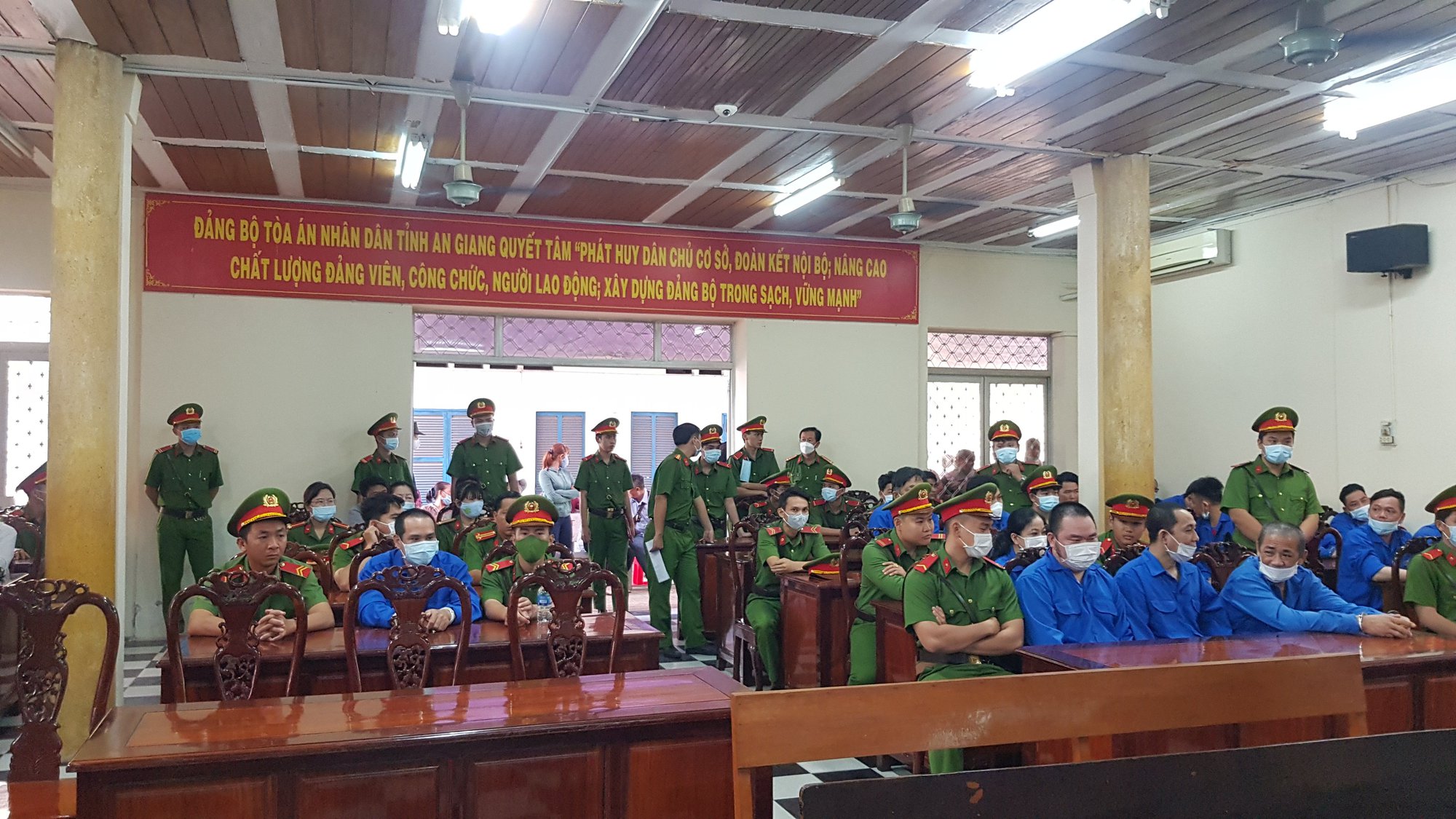Diễn biến bất ngờ phi&ecirc;n t&ograve;a x&eacute;t xử tr&ugrave;m bu&ocirc;n lậu Mười Tường - Ảnh 3.
