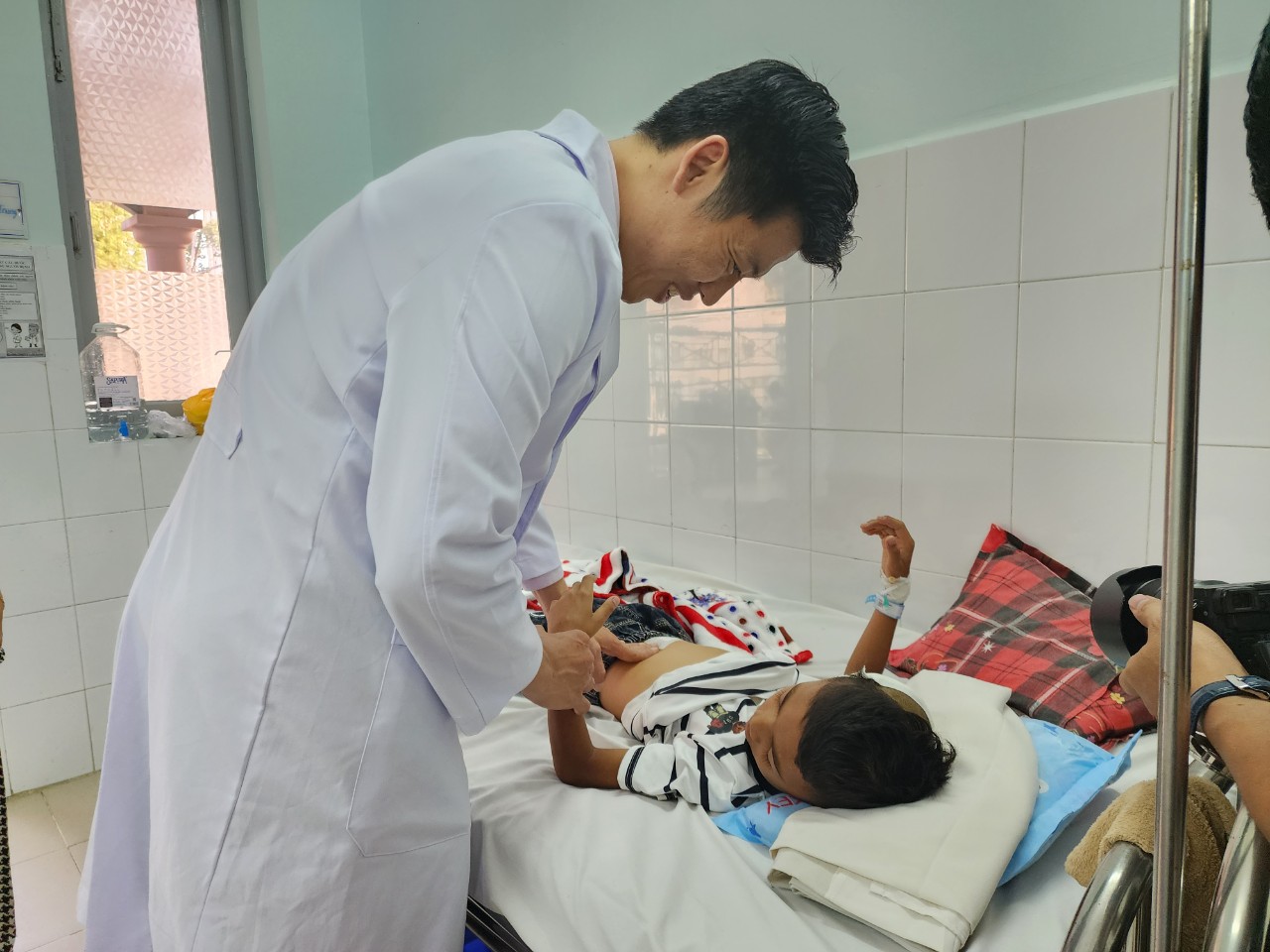 NHỮNG BÀN TAY VÀNG CỦA NGÀNH Y (*): "Bác sĩ bé đầu bự" - ân nhân của trẻ não úng thủy