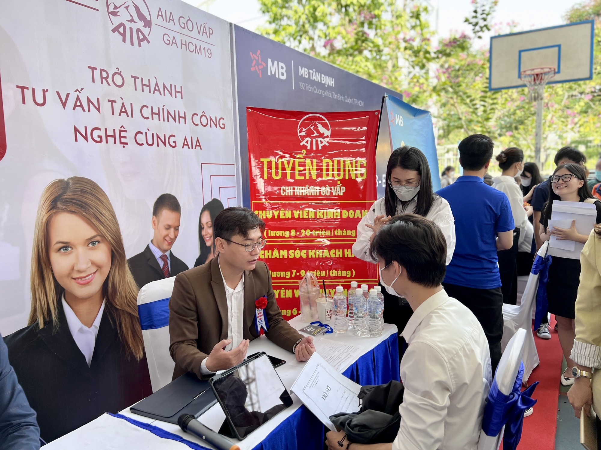 Tạo cơ hội việc l&agrave;m cho sinh vi&ecirc;n, người lao động - Ảnh 1.