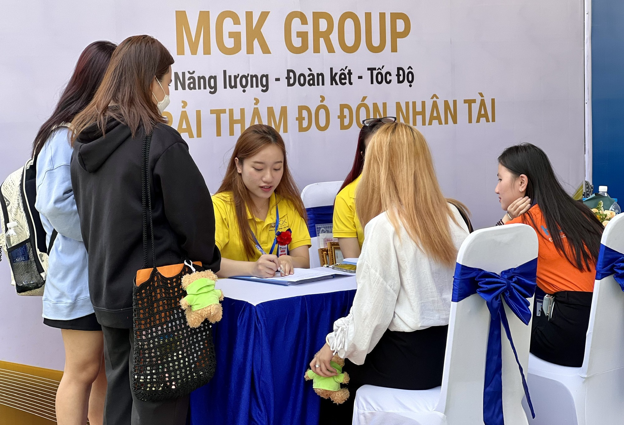 Tuyển dụng hàng chục ngàn vị trí việc làm - Ảnh 1.
