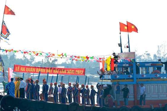 CUỘC THI ẢNH THI&Ecirc;NG LI&Ecirc;NG CỜ TỔ QUỐC: Vững tin vươn khơi b&aacute;m biển - Ảnh 2.
