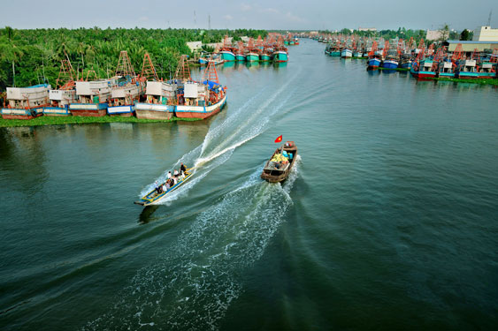 CUỘC THI ẢNH THI&Ecirc;NG LI&Ecirc;NG CỜ TỔ QUỐC: Vững tin vươn khơi b&aacute;m biển - Ảnh 3.