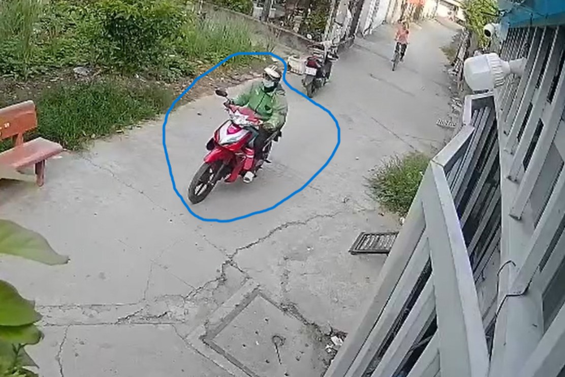 Clip: Đối tượng giật bông tai của người phụ nữ đi xe đạp