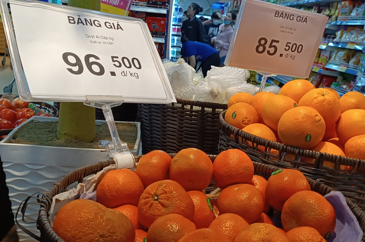 Giữa lúc cam sành đang được "giải cứu", người tiêu dùng vẫn thích mua cam ngoại