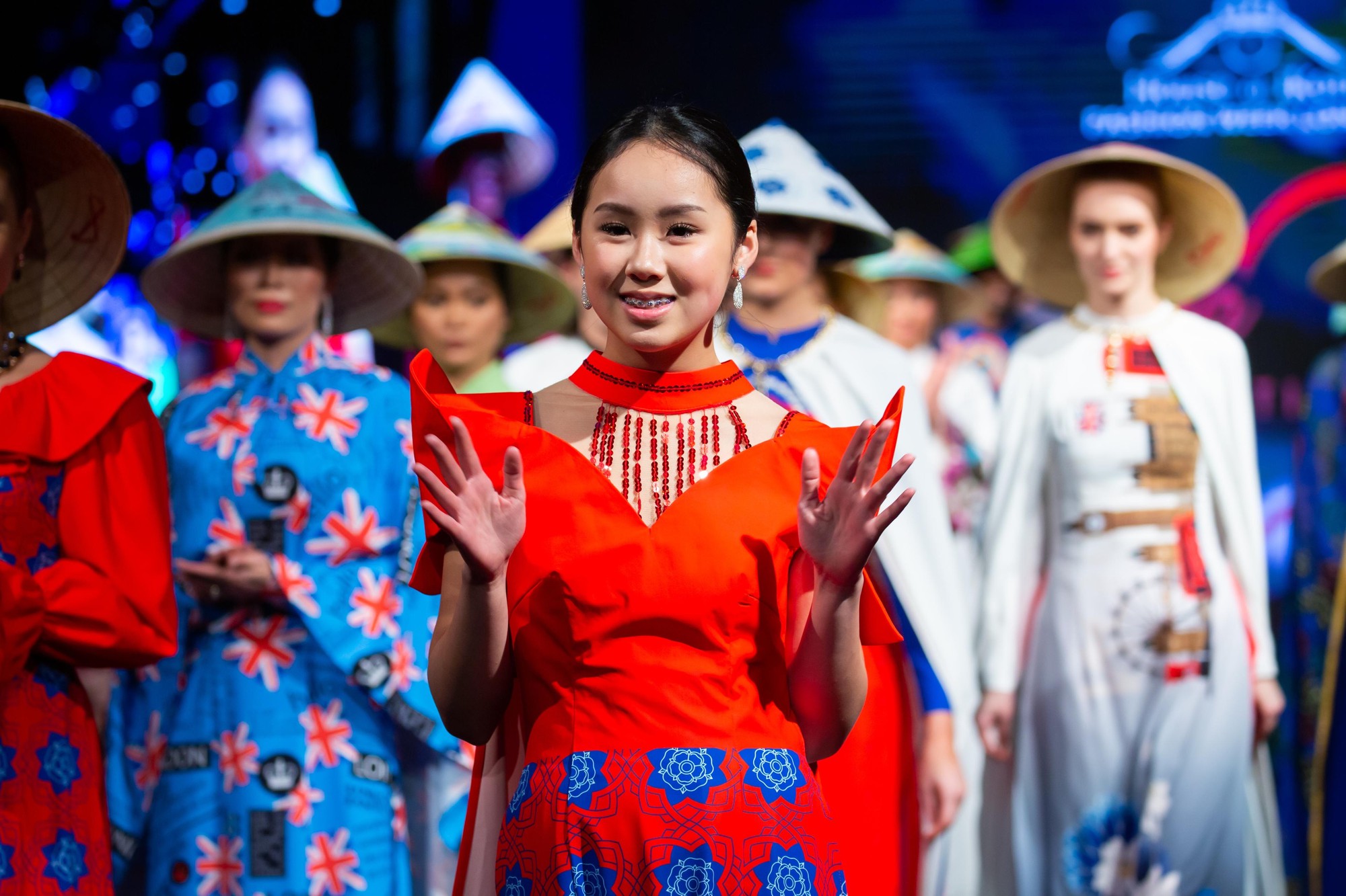 Nh&agrave; thiết kế 13 tuổi tr&ecirc;n s&agrave;n diễn London - Ảnh 2.