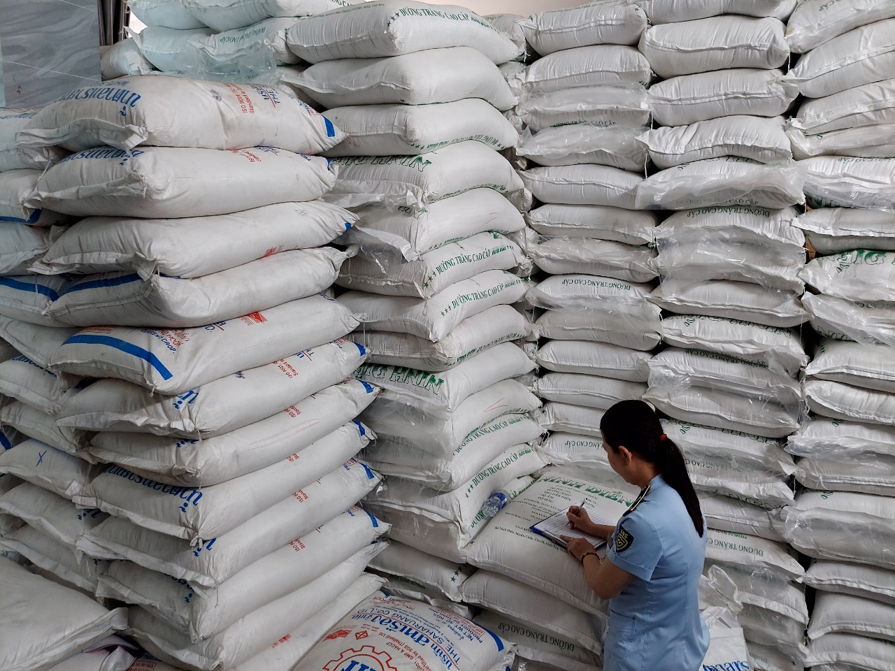 TP HCM: Bắt giữ gần 40 tấn đường cát nghi nhập lậu gần chợ Bình Tây