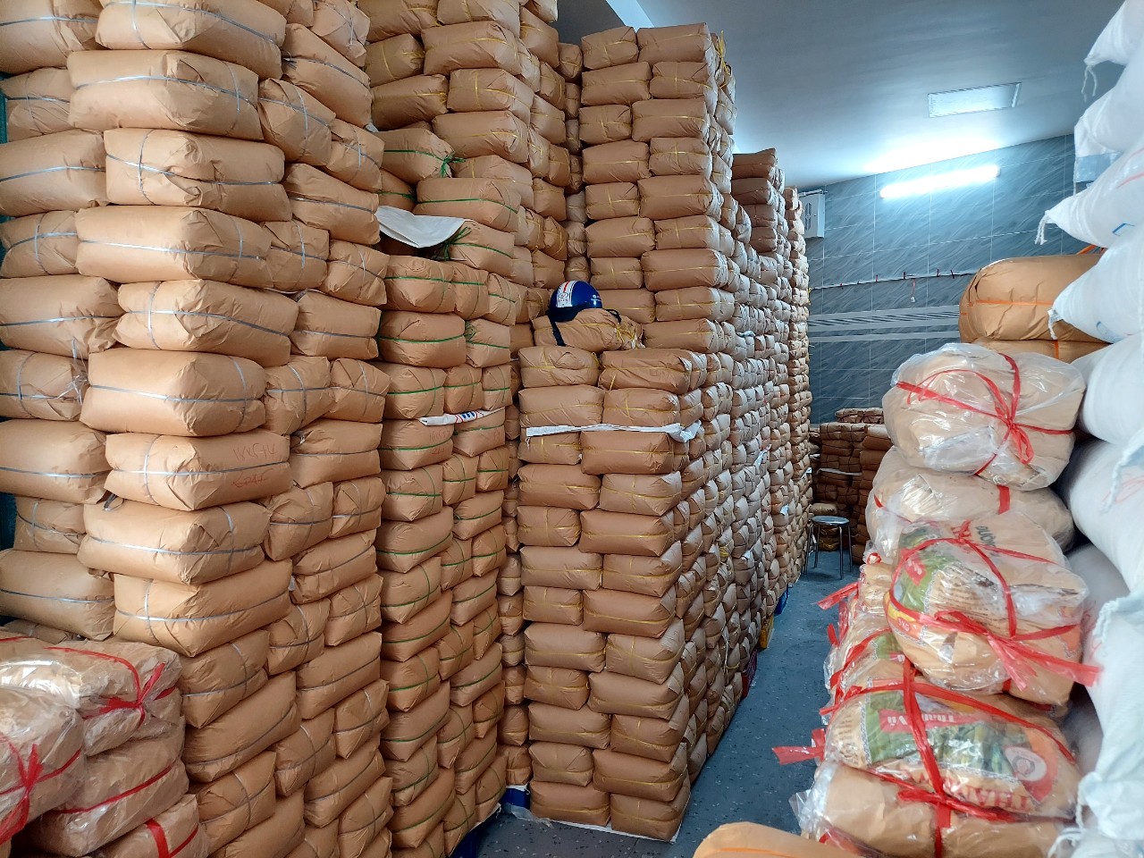 TP HCM: Bắt giữ gần 40 tấn đường c&aacute;t nghi nhập lậu gần chợ B&igrave;nh T&acirc;y - Ảnh 2.