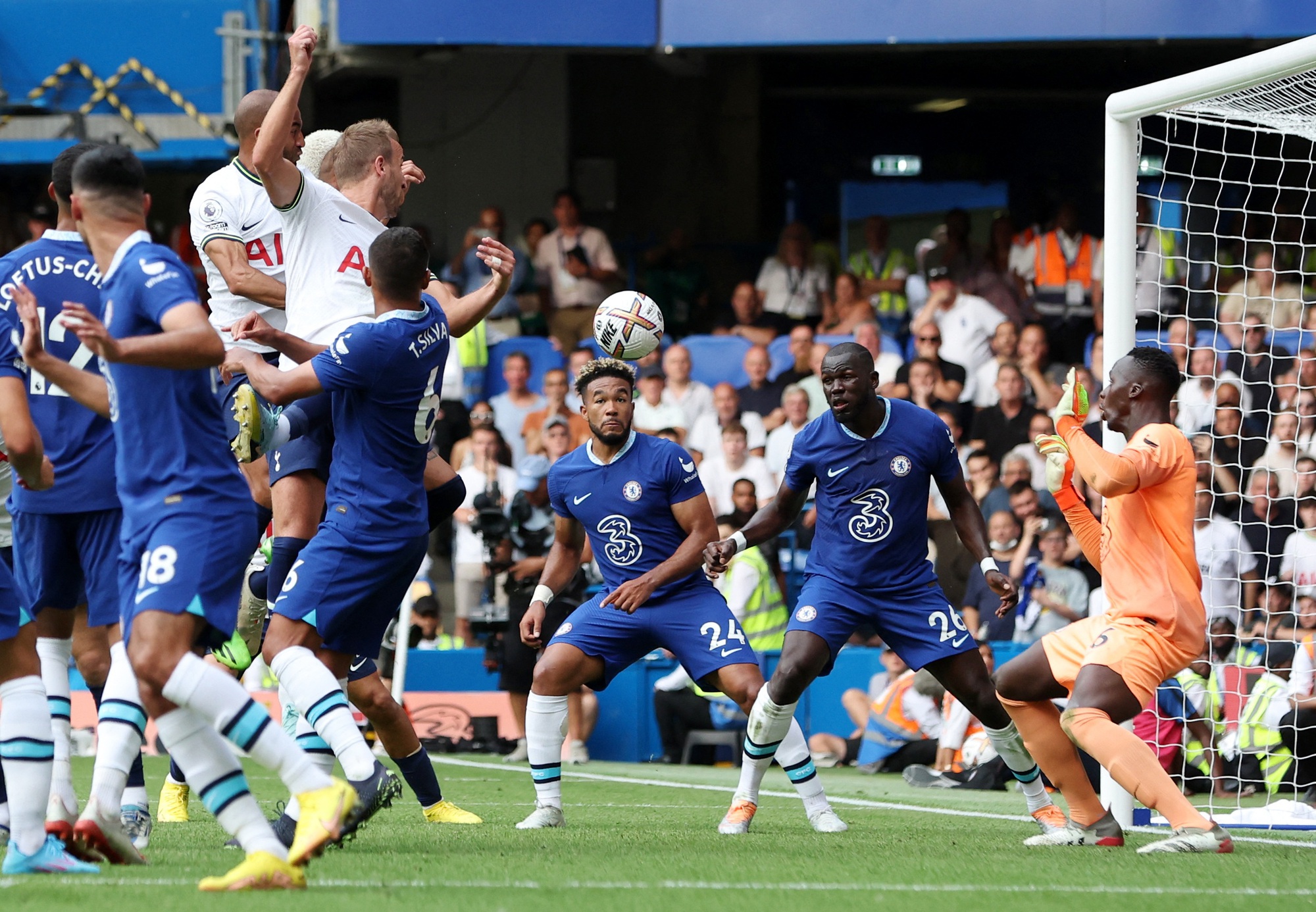 Chelsea thi đấu k&eacute;m cỏi, HLV Graham Potter bị dọa giết - Ảnh 5.
