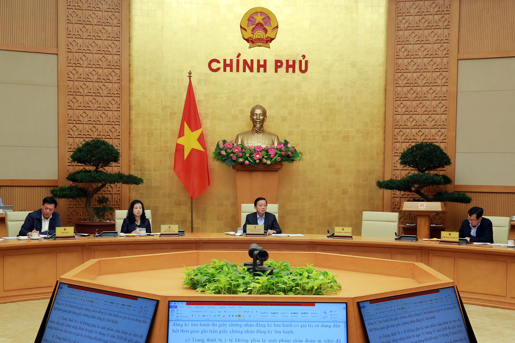 Ph&oacute; Thủ tướng Trần Hồng H&agrave;: Giải quyết t&igrave;nh trạng thiếu thuốc, vật tư, trang thiết bị y tế - Ảnh 1.