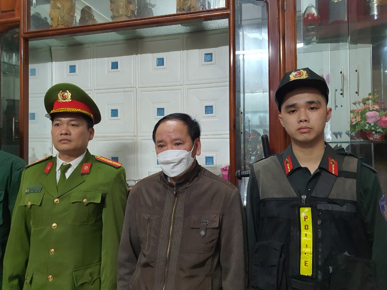 Bắt giữ 4 đối tượng tham ô 34 tỉ đồng - Ảnh 2.