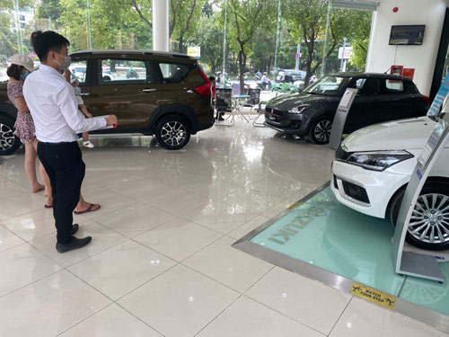 Ôtô bị vạ lây chứng khoán, bất động sản