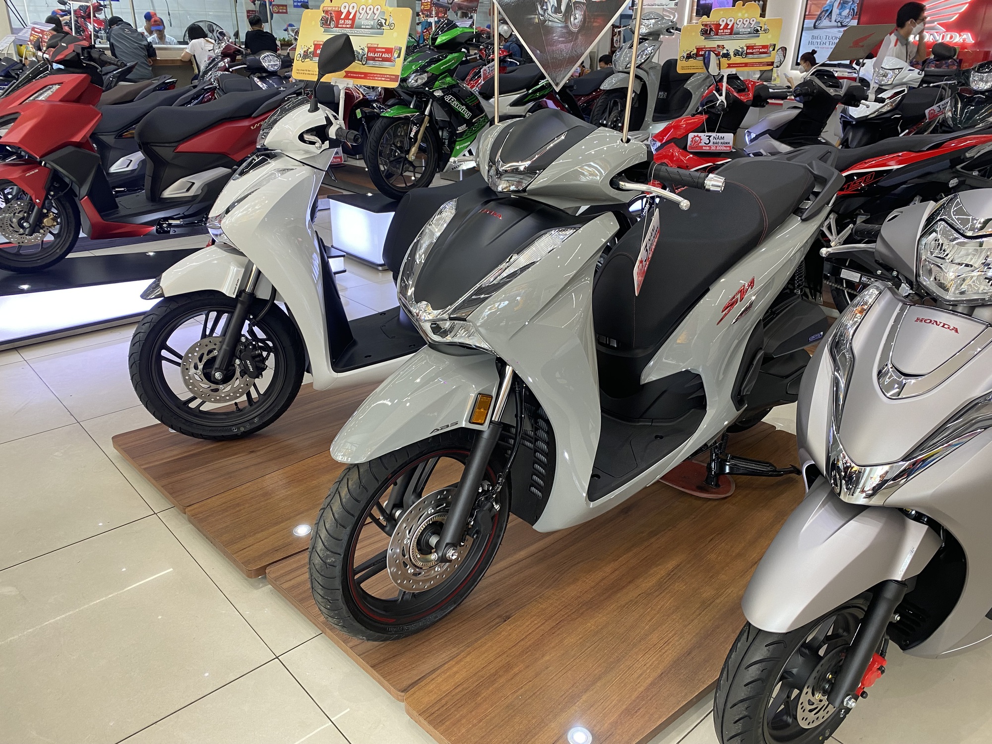 Xe máy lại tăng giá