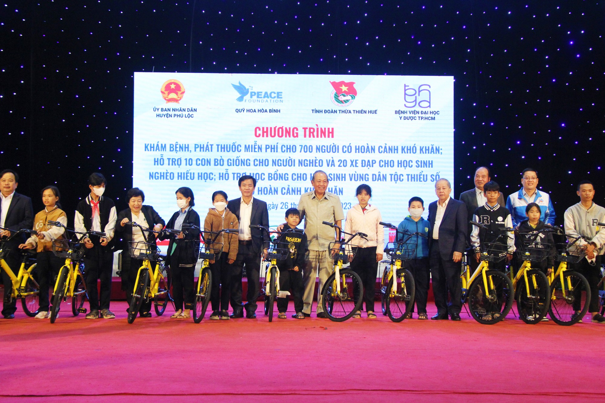 100 suất học bổng đến với học sinh đồng bào dân tộc thiểu số tại Thừa Thiên - Huế - Ảnh 9.