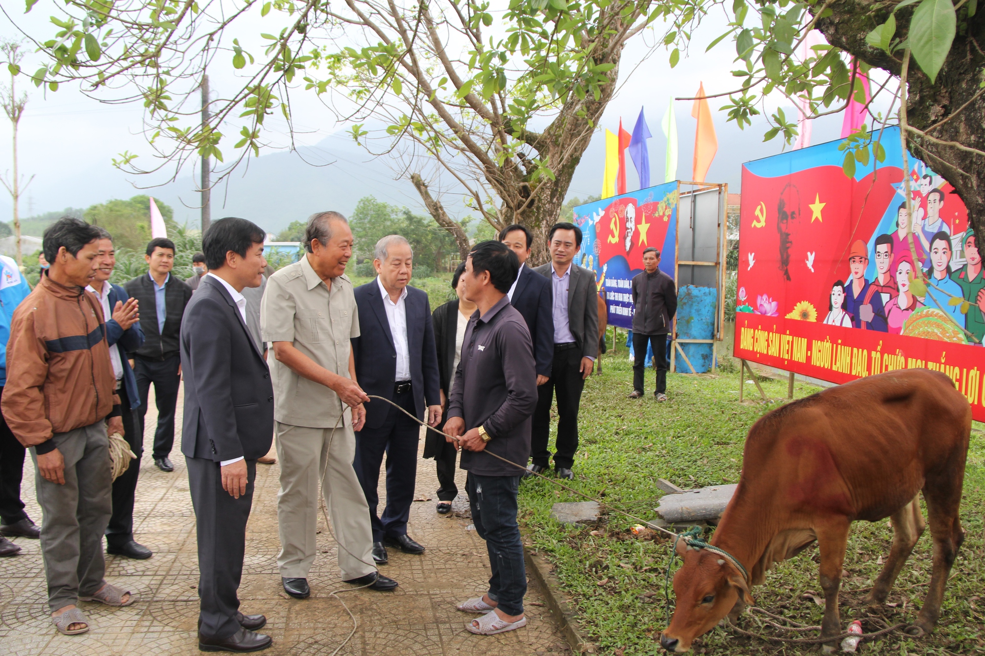 100 suất học bổng đến với học sinh đồng bào dân tộc thiểu số tại Thừa Thiên - Huế - Ảnh 12.